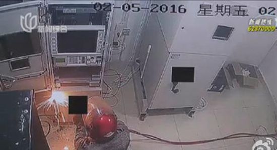 赵某用电焊工具割开了一ATM机，被当场抓获。