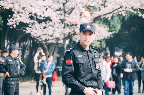 武大樱花节走红保安