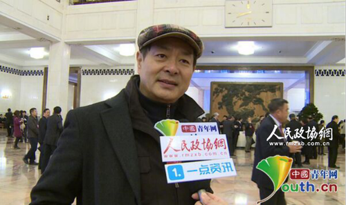 全国政协委员濮存昕接受采访。 记者 晋凯摄