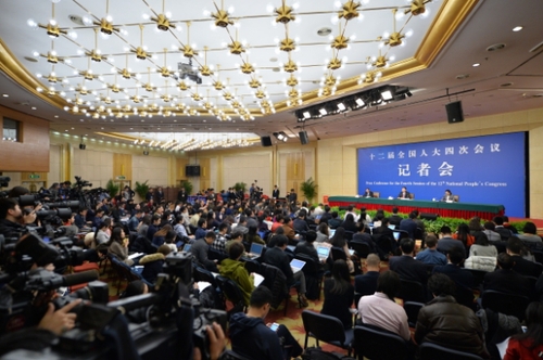 新华社照片，北京，2016年3月11日
    环保部长陈吉宁答记者问
    3月11日，十二届全国人大四次会议新闻中心举行记者会，邀请环境?；げ坎砍こ录汀凹忧可肪潮；ぁ钡南喙匚侍饣卮鹬型饧钦叩奶嵛?。
    新华社记者 李鑫 摄