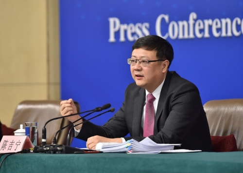 新华社照片，北京，2016年3月11日
    环保部长陈吉宁答记者问
    3月11日，十二届全国人大四次会议新闻中心举行记者会，邀请环境?；げ坎砍こ录汀凹忧可肪潮；ぁ钡南喙匚侍饣卮鹬型饧钦叩奶嵛?。这是陈吉宁在回答记者提问。
    新华社记者 李鑫 摄