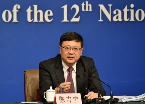 新华社照片，北京，2016年3月11日
    环保部长陈吉宁答记者问
    3月11日，十二届全国人大四次会议新闻中心举行记者会，邀请环境保护部部长陈吉宁就“加强生态环境?；ぁ钡南喙匚侍饣卮鹬型饧钦叩奶嵛?。这是陈吉宁在回答记者提问。
    新华社记者 赵颖全 摄