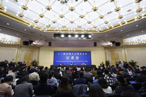 新华社照片，北京，2016年3月11日
    环保部长陈吉宁答记者问
    3月11日，十二届全国人大四次会议新闻中心举行记者会，邀请环境保护部部长陈吉宁就“加强生态环境?；ぁ钡南喙匚侍饣卮鹬型饧钦叩奶嵛省?    新华社记者 陈益宸 摄