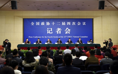 新华社照片，北京，2016年3月11日 
   政协委员谈提振经济发展信心
   3月11日，全国政协十二届四次会议在北京梅地亚两会新闻中心召开记者会，邀请全国政协委员傅成玉、孙荫环、卢志强、王文彪、徐冠巨就提振经济发展信心，企业在调整结构、转型升级、提质增效中发挥积极作用回答记者提问。 
    新华社记者 陈益宸 摄