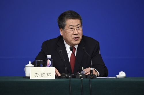 新华社照片，北京，2016年3月11日 
   政协委员谈提振经济发展信心
   3月11日，全国政协十二届四次会议在北京梅地亚两会新闻中心召开记者会，邀请全国政协委员傅成玉、孙荫环、卢志强、王文彪、徐冠巨就提振经济发展信心，企业在调整结构、转型升级、提质增效中发挥积极作用回答记者提问。这是孙荫环委员在回答记者提问。
    新华社记者 陈益宸 摄