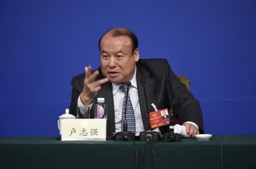 新华社照片，北京，2016年3月11日 
   政协委员谈提振经济发展信心
   3月11日，全国政协十二届四次会议在北京梅地亚两会新闻中心召开记者会，邀请全国政协委员傅成玉、孙荫环、卢志强、王文彪、徐冠巨就提振经济发展信心，企业在调整结构、转型升级、提质增效中发挥积极作用回答记者提问。这是卢志强委员在回答记者提问。 
    新华社记者 陈益宸 摄