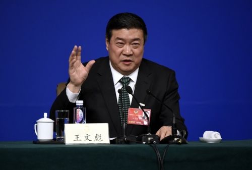 新华社照片，北京，2016年3月11日 
   政协委员谈提振经济发展信心
   3月11日，全国政协十二届四次会议在北京梅地亚两会新闻中心召开记者会，邀请全国政协委员傅成玉、孙荫环、卢志强、王文彪、徐冠巨就提振经济发展信心，企业在调整结构、转型升级、提质增效中发挥积极作用回答记者提问。这是王文彪委员在回答记者提问。 
    新华社记者 陈益宸 摄