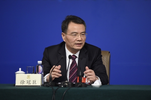 新华社照片，北京，2016年3月11日 
   政协委员谈提振经济发展信心
   3月11日，全国政协十二届四次会议在北京梅地亚两会新闻中心召开记者会，邀请全国政协委员傅成玉、孙荫环、卢志强、王文彪、徐冠巨就提振经济发展信心，企业在调整结构、转型升级、提质增效中发挥积极作用回答记者提问。这是徐冠巨委员在回答记者提问。 
    新华社记者 陈益宸 摄
