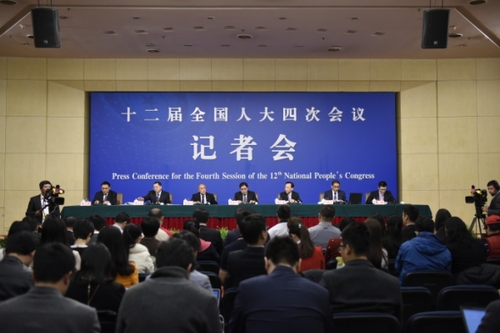 新华社照片，北京，2016年3月11日
    柳斌杰等五位全国人大相关负责人答记者问
    3月11日，十二届全国人大四次会议新闻中心举行记者会，邀请全国人大教育科学文化卫生委员会主任委员柳斌杰、全国人大环境与资源?；の被嵛逼殉こ?、全国人大农业与农村委员会委员张晓山、全国人大常委会预算工作委员会副主任刘修文、全国人大常委会办公厅秘书局巡视员傅文杰就“人大监督工作”的相关问题回答中外记者的提问。
    新华社记者 陈益宸 摄