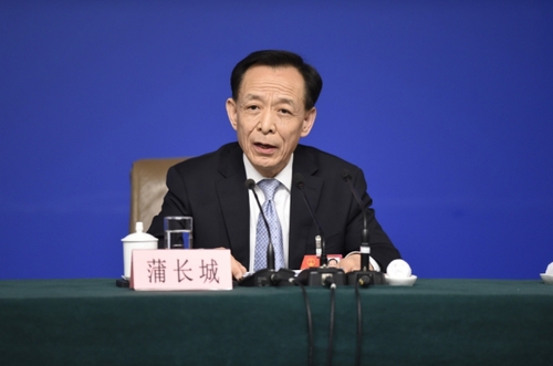 新华社照片，北京，2016年3月11日
    柳斌杰等五位全国人大相关负责人答记者问
    3月11日，十二届全国人大四次会议新闻中心举行记者会，邀请全国人大教育科学文化卫生委员会主任委员柳斌杰、全国人大环境与资源?；の被嵛逼殉こ恰⑷舜笈┮涤肱┐逦被嵛闭畔?、全国人大常委会预算工作委员会副主任刘修文、全国人大常委会办公厅秘书局巡视员傅文杰就“人大监督工作”的相关问题回答中外记者的提问。这是蒲长城在回答记者提问。
    新华社记者 陈益宸 摄