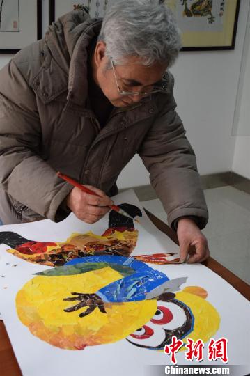 江先孝用撕、贴形式创作“孙悟空”　马芙蓉　摄