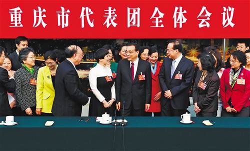 3月8日，中共中央政治局常委、国务院总理李克强在参加十二届全国人大四次会议重庆代表团审议时，现场女代表提议总理会后和女同胞们合影，李克强当即答应，并向在场的所有女代表，以及参加两会的全体女代表、女委员和女工作人员致以节日问候。