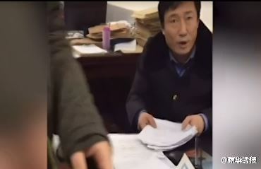 曝公务员喝酒辱骂举报者:再来告状我就打你(图)