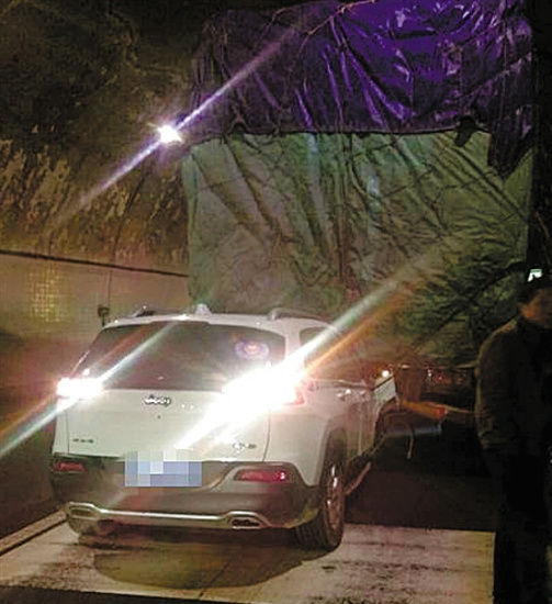 大货车凌晨遭追尾拖小车跑7公里司机浑然不觉