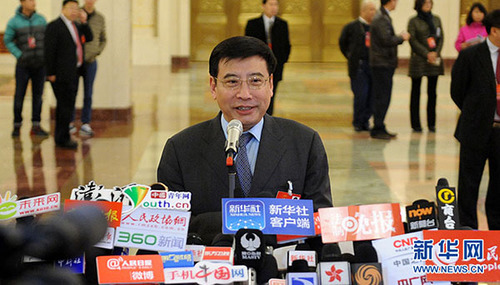 图为工业和信息化部部长苗圩在部长通道接受采访。陈竞超 摄