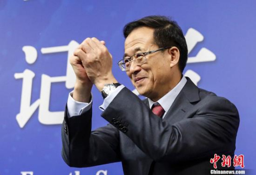 3月12日，十二届全国人大四次会议新闻中心举行记者会，邀请中国银行业监督管理委员会主席尚福林、中国证券监督管理委员会主席刘士余、中国保险监督管理委员会主席项俊波回答中外记者的提问。图为刘士余向记者打招呼。 <a target='_blank' href='http://www.chinanews.com/'>中新社</a>记者 张浩 摄
