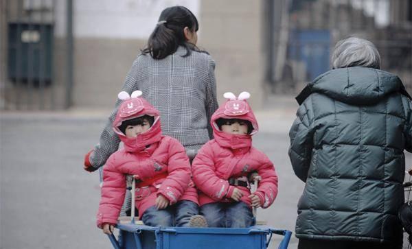 政协委员：建议允许父母一方因育儿“停薪留职”