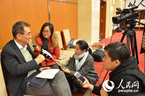 全国政协委员、著名经济学家林毅夫接受人民网记者（右一）采访