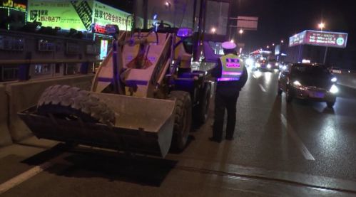 3月12日晚，一男子以为深夜交警都下班了，就趁夜色开着工程车跑上了北园高架桥，结果却被民警通过监控发现后赶赴现场抓了个正着。更让人吃惊的是，男子不仅没有驾照，也提供不出任何证件。