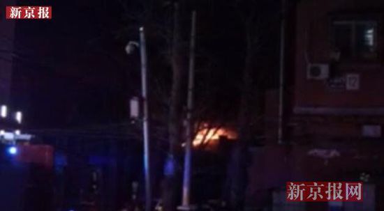 直击：北京东城区一居民楼起火 引燃楼下汽车