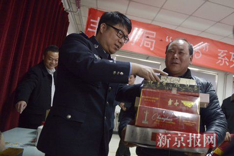 团伙骑摩托撬门砸窗偷门店  每次作案完重新喷漆