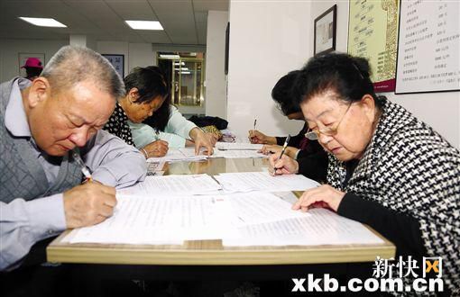 老人正在填写遗嘱。