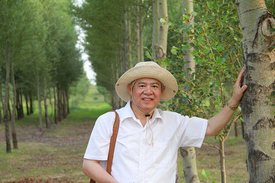 易解放的丈夫杨安泰也全身心投入到了这个公益行动中。