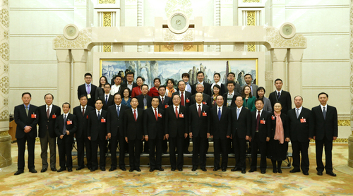 　3月14日，中共中央政治局常委、全国政协主席俞正声在北京人民大会堂会见参加全国政协十二届四次会议新闻报道工作的中央主要新闻媒体负责同志和记者代表，向参加大会报道的新闻工作者表示诚挚慰问和衷心感谢。新华社记者 马占成 摄