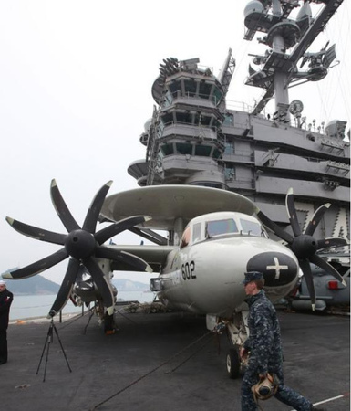 美航母驶入釜山港“秀肌肉”韩民众抗议美韩军演