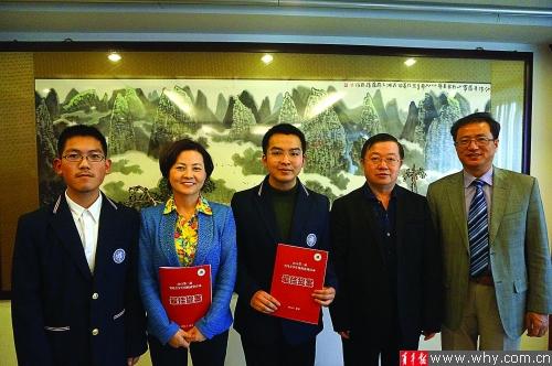 复旦附中学子将“模拟政协提案”交到了全国政协委员徐晓兰（左二）手中。受访者供图