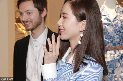 刘诗诗秀戒指。