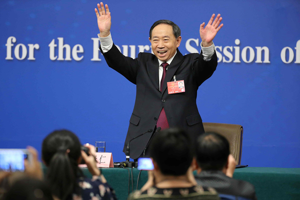 三月十日，十二届全国人大四次会议新闻中心举行的记者会上，袁贵仁明确表示：“经过中央决策，“十三五”期间，中国义务教育仍然为九年?！?齐波 摄