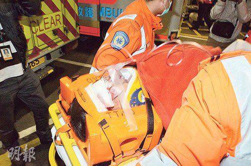 警方扫毒期间，一名尼泊尔男子爬窗逃走，失足由一楼堕下受伤，送院治理。（图自香港《明报》）