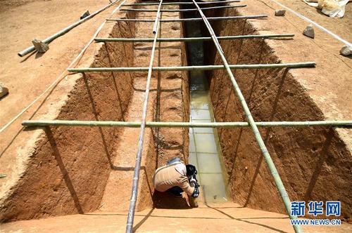 3月15日，一位摄像师在杭州余杭区瓶窑镇考古现场的探沟中拍摄?？脊叛д呓招迹憬『贾菔形鞅苯挤⑾至酥泄阎罟爬系拇笮退こ?，距今已有约5000年历史。这处水利工程位于余杭区瓶窑镇境内。80年前，在当地的良渚，考古学者发现新石器文化遗存良渚文化。新华社记者 王定昶摄