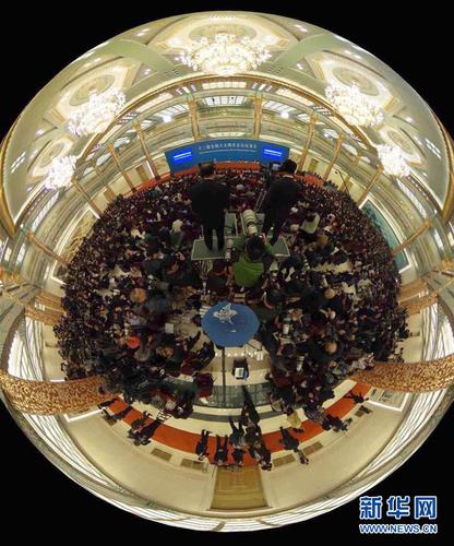 3月16日，国务院总理李克强在北京人民大会堂与中外记者见面，并回答记者提问（全景相机拍摄）。新华社记者 王建华 摄 1