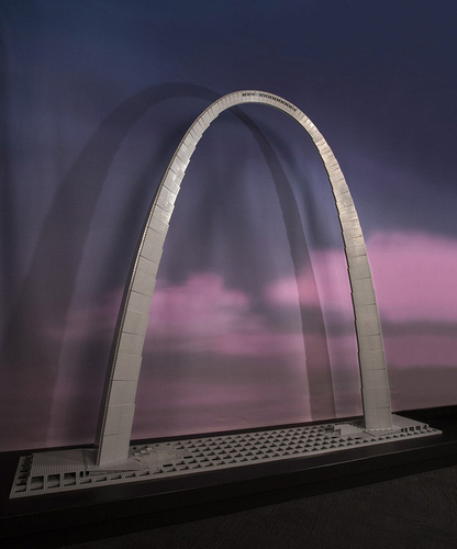 塔克用乐高积木搭建的圣路易斯大拱门，是美国的地标性建筑。