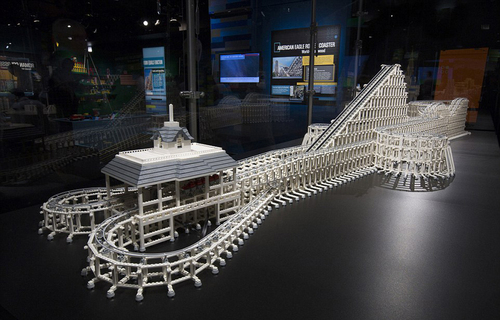 美国六旗游乐园的过山车。（网页截图）