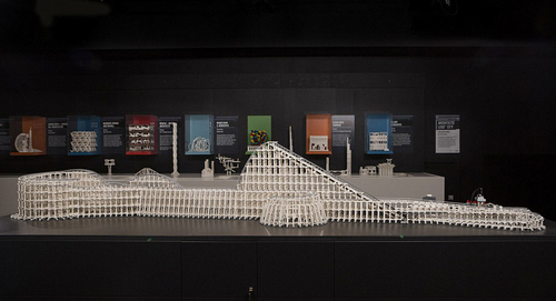 塔克在创作这些作品时，仅仅依靠照片中的建筑的形状进行反复尝试，并不依赖电脑建模。（网页截图）