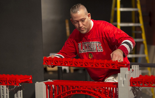 塔克正在用乐高搭建金门大桥。（网页截图）