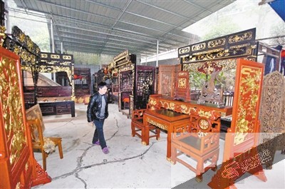 杨辉收藏的古董床。