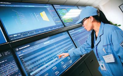 2015年12月24日，我国科学卫星系列首发星——暗物质粒子探测卫星“悟空”在升空后第7天，成功获取首批科学数据并下传至中科院国家空间科学中心空间科学任务大厅。图为工作人员介绍获得的科学数据。