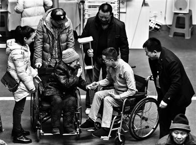 黄舸的奶奶与黄舸的“替身”王峰正式相见 供图/新华社