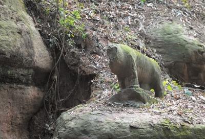 石龙左侧的一块石头上，按原状复制的石虎也已受损。