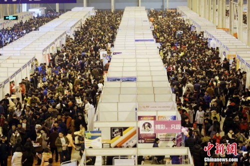 资料图：2月19日，山东省潍坊市，求职者在人才招聘会现场寻觅适合自己的工作岗位。当日，“2016年山东半岛城市群(潍坊)春季人才交流洽谈会”在潍坊金宝国际会展中心举行，742家用人单位前来进行招聘，提供岗位4万余个，吸引了5万多名求职者前来。 图片来源：视觉中国