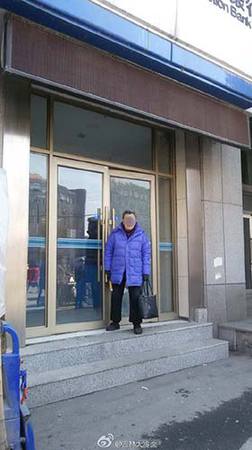 老人自称88岁，因自己的老伴取不出钱都被“气死了”，才出此举动。