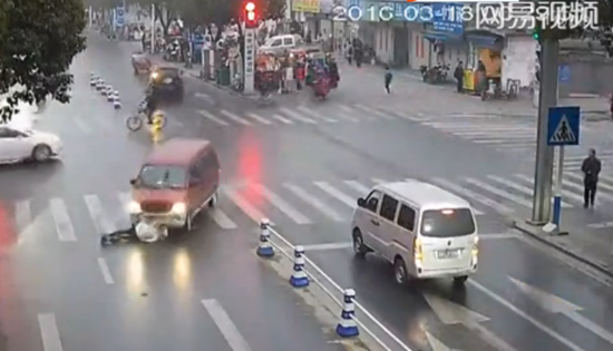 市民抬车救出车祸女孩 车祸时如何急救？