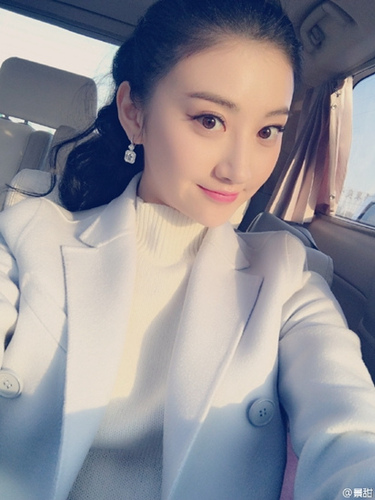 景甜穿高领毛衣晒美照被赞眼睛大（图）