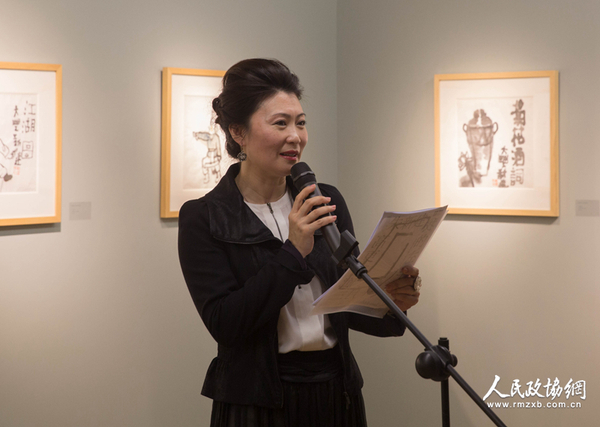 高更画廊理事Amelia Gao主持开幕活动