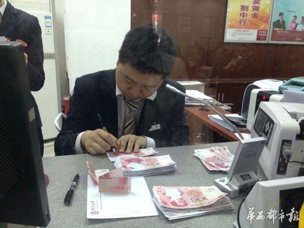 老人9200元积蓄藏砖缝 被老鼠咬成碎片