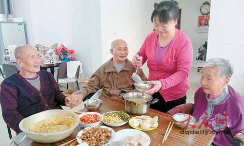 孝顺儿媳伺候瘫痪公婆连父亲92岁发小也照顾（图）